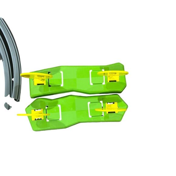 Hot Wheels Mario Kart Circuit Track Set Booster Mario & Luigi Karts - Picture 13 of 15